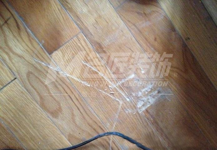 木地板鋪好后沒有及時保護，怎樣避免被施工人員踩臟、劃傷呢？